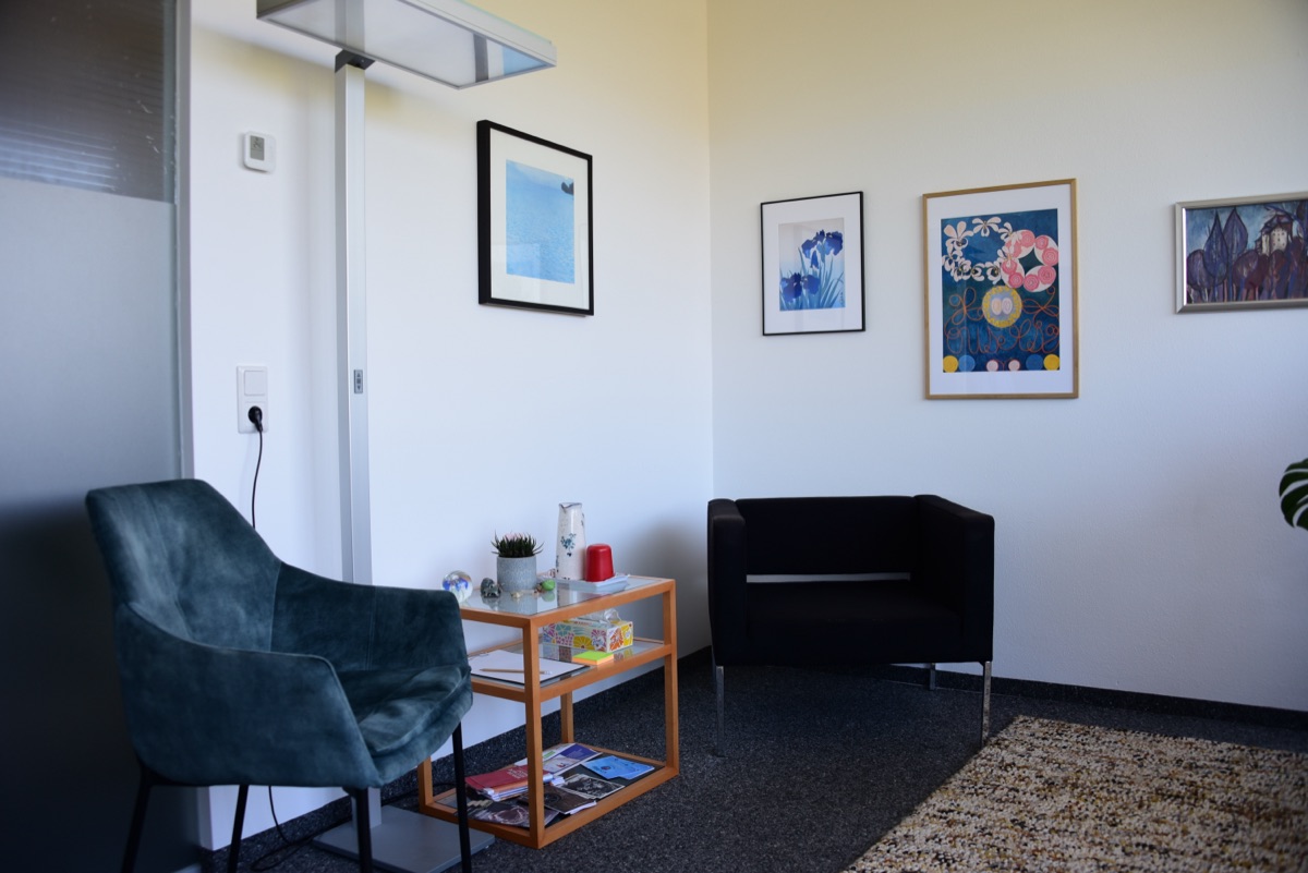 Heller und einladender Praxisraum für Psychotherapie in Hohenems